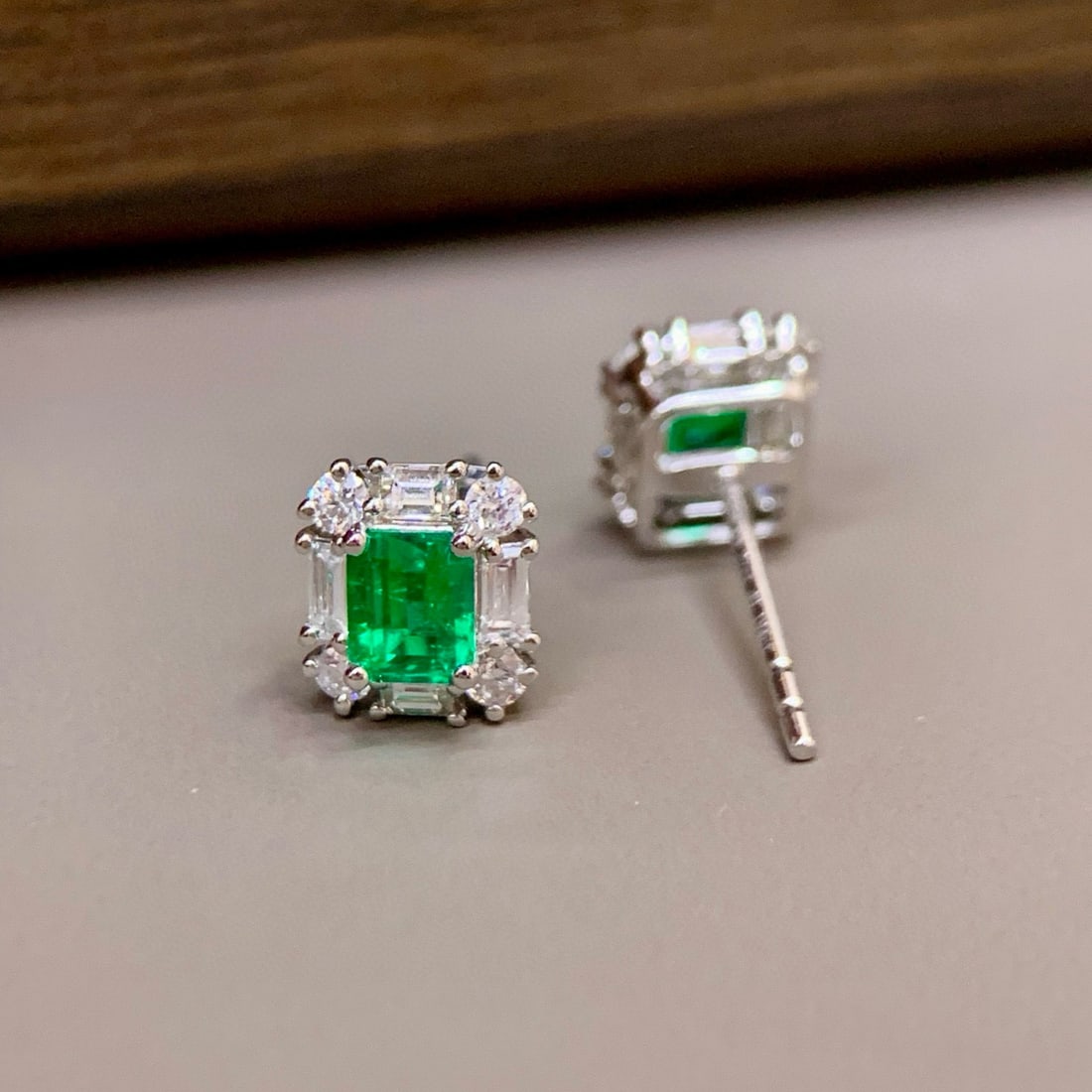 14k Gold 0.95 Ctw Vivid Green Natural Emerald & Diamond Earrings - 3