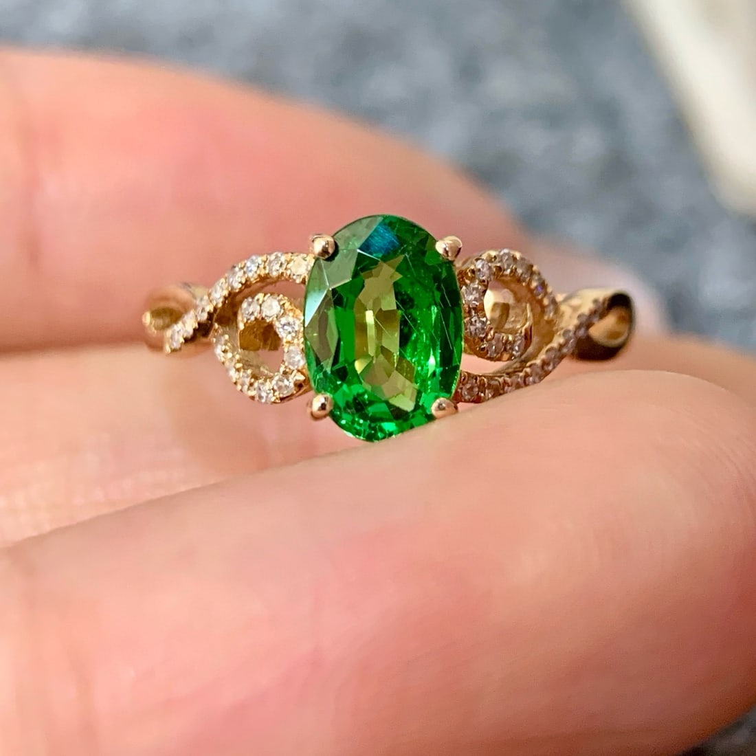 14k Gold 1.22 Ctw Vivid Green Natural Tsavorite & Diamond Ring: Ref:231000140 // gold content:14k gold // ring size:7. 25us // // main gemstone:tsavorite // shape:oval // carat weight:1. 09ct // color:vivid green // treatment:natural // // adjacent gemstone 2