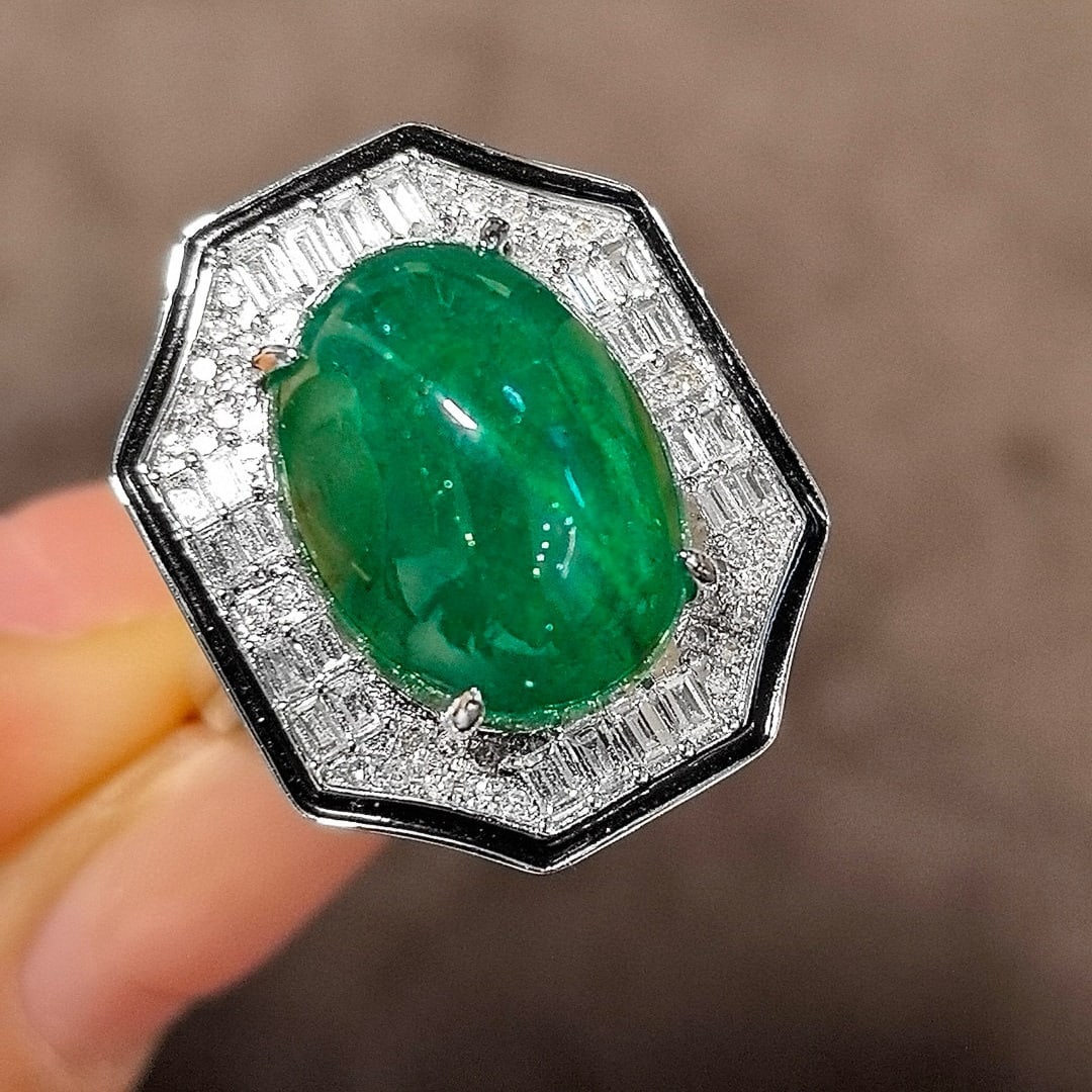 14k Gold 10.44 Ctw Vivid Green Natural Emerald & Diamond Ring: Ref:231000151 // gold content:14k gold // ring size:7. 25us // // main gemstone:emerald // shape:oval // carat weight:9. 78ct // color:vivid green // treatment:natural // // adjacent gemstone 2 :