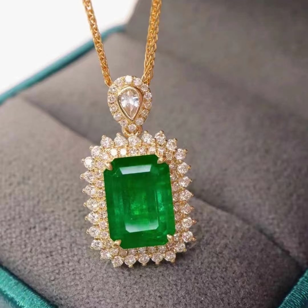 14k Gold 2.42 Ctw Vivid Green Natural Emerald & Diamond Pendant( Without Chain ): Ref:231000185 // gold content:14k gold // main gemstone:emerald // shape:octagonal // carat weight:2. 01ct // color:vivid green // treatment:natural // // adjacent gemstone 2 : diamond //