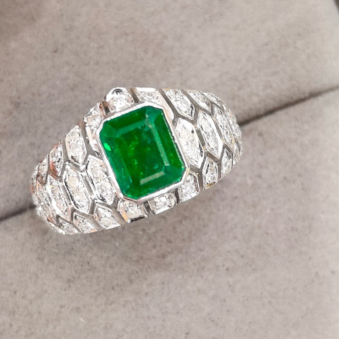 14k Gold 1.50 Ctw Vivid Green Natural Emerald & Diamond Ring: Ref:231000210 // gold content:14k gold // ring size:7. 25us // // main gemstone:emerald // shape:octagonal // carat weight:1. 15ct // color:vivid green // treatment:natural // // adjacent gemstone