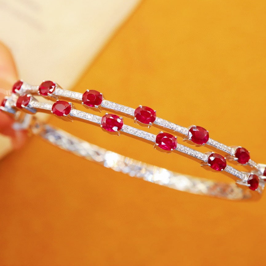 14k Gold 2.77 Ctw Natural Ruby & Diamond Bangle: Ref:231000217 // gold content:14k gold // main gemstone:ruby // shape:oval // carat weight:2. 52ct // color:pigeonblood red // treatment:natural // // adjacent gemstone 2 : diamond // number of