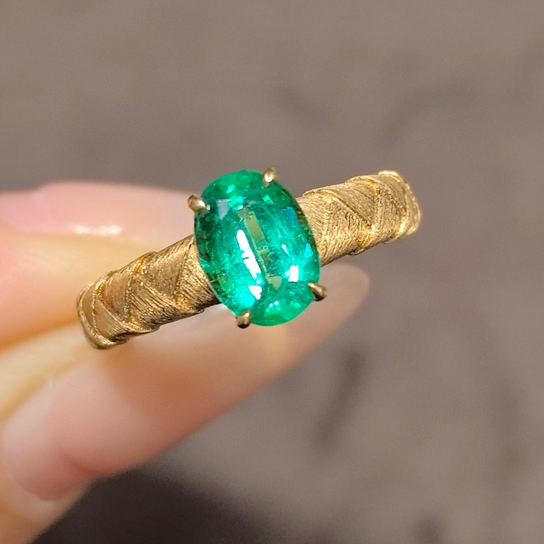 14k Gold 1.50 Ct Vivid Green Natural Emerald Ring: Ref:231000231 // gold content:14k gold // ring size:7. 25us // // main gemstone:emerald // shape:oval // carat weight:1. 50ct // color:vivid green // treatment:natural // Condition: NewLow