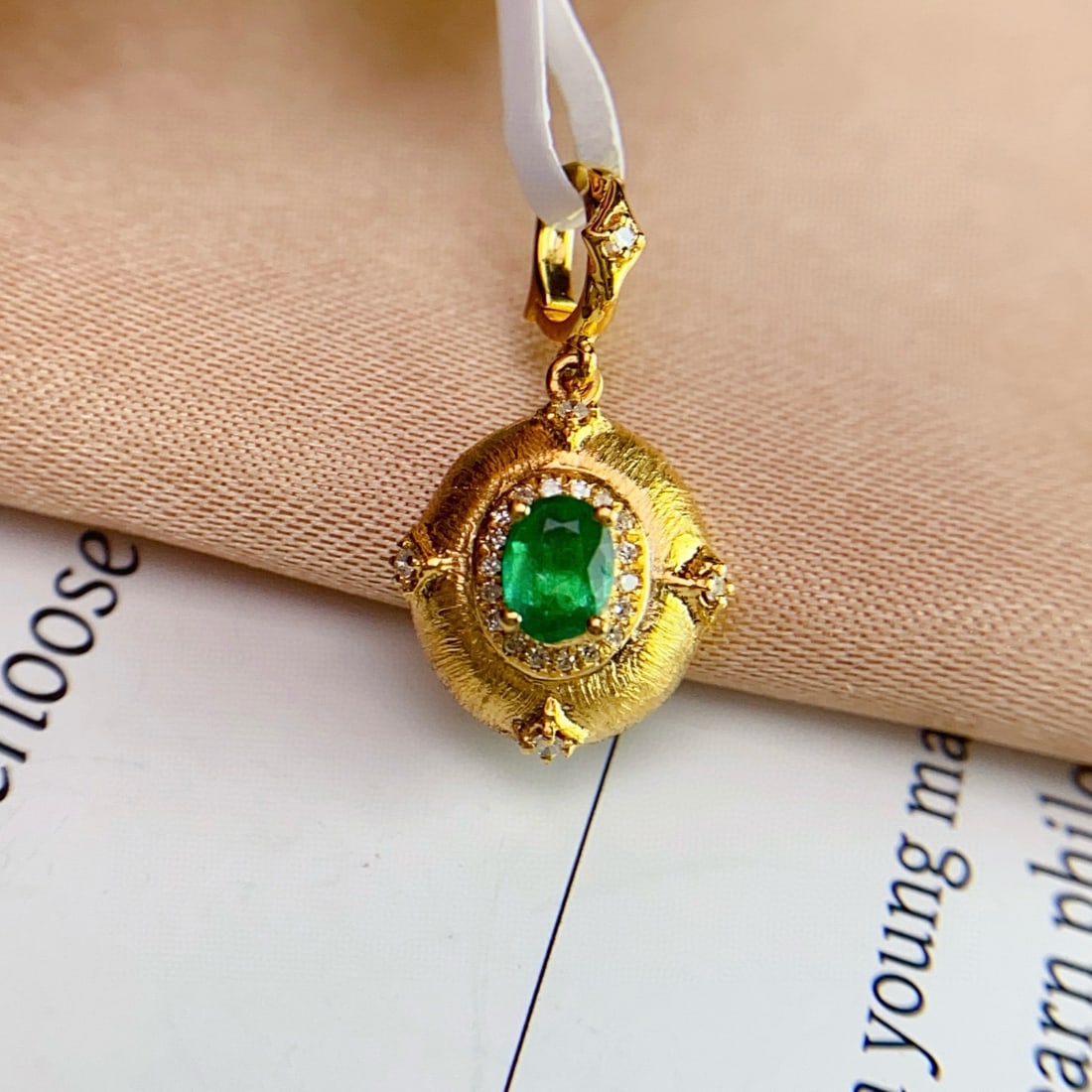 14k Gold 0.48 Ct Vivid Green Natural Emerald & Diamond Pendant( Without Chain ): Ref:231000232 // gold content:14k gold // main gemstone:emerald // shape:oval // carat weight:0. 48ct // color:vivid green // treatment:natural // // adjacent gemstone 2 : diamond // number of