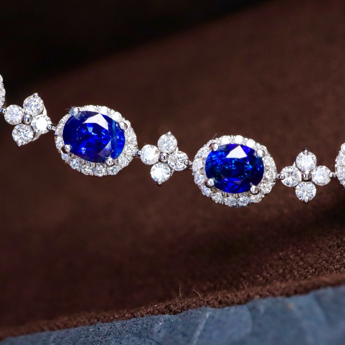 14k Gold 3.60 Ctw Natural Sapphire & Diamond Bracelet: Ref:231000238 // gold content:14k gold // main gemstone:sapphire // shape:oval // carat weight:2. 68ct // color:royal blue // treatment:natural // // adjacent gemstone 2 : diamond // shape:round //