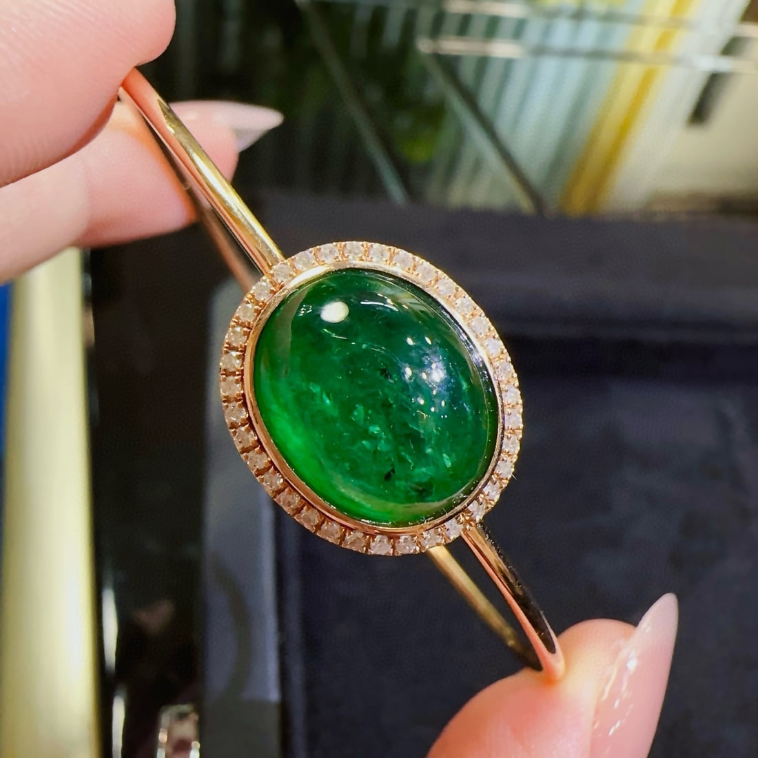 14k Gold 6.99 Ctw Vivid Green Natural Emerald & Diamond Bangle: Ref:231000242 // gold content:14k gold // main gemstone:emerald // shape:oval // carat weight:6. 8ct // color:vivid green // treatment:natural // // adjacent gemstone 2 : diamond // shape:round //
