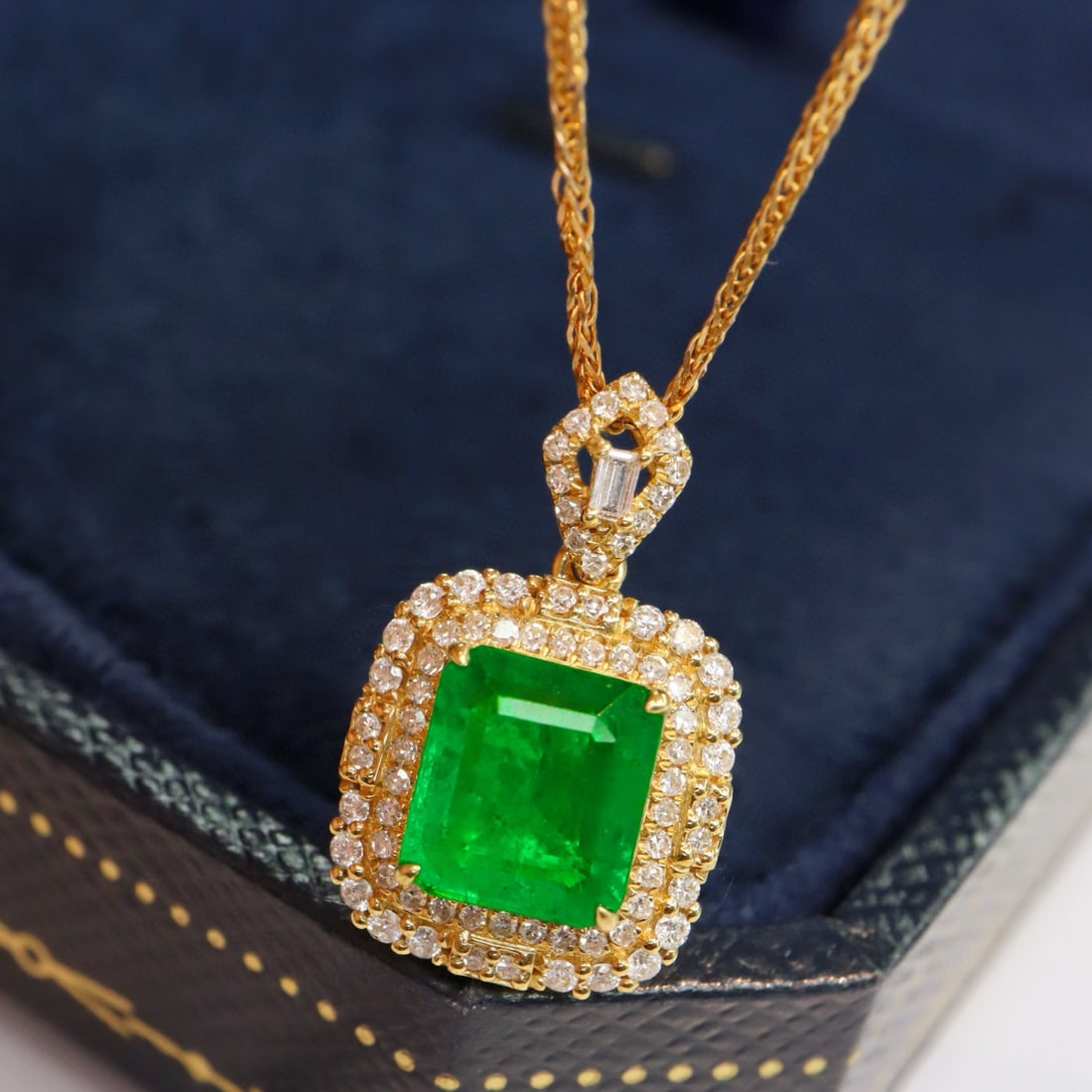 14k Gold 1.68 Ctw Vivid Green Natural Emerald & Diamond Pendant( Without Chain ): Ref:231000244 // gold content:14k gold // main gemstone:emerald // shape:octagonal // carat weight:1. 41ct // color:vivid green // treatment:natural // // adjacent gemstone 2 : diamond // shape:round