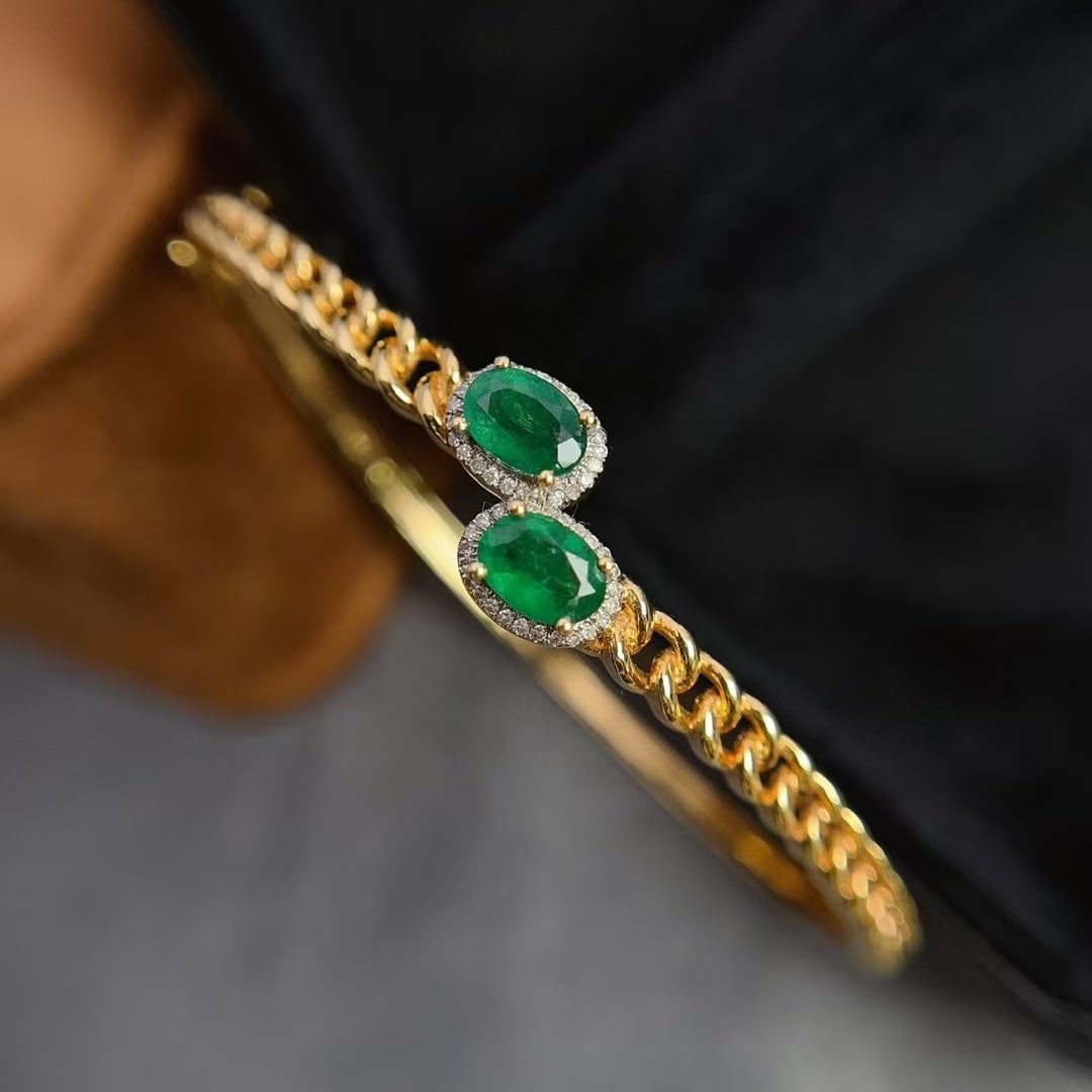 14k Gold 1.35 Ct Vivid Green Natural Emerald & Diamond Bangle: Ref:231000256 // gold content:14k gold // main gemstone:emerald // shape:oval // carat weight:1. 35ct // color:vivid green // treatment:natural // // adjacent gemstone 2 : diamond // number of