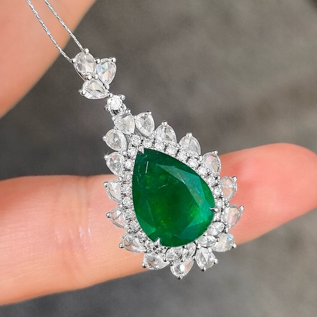 14k Gold 7.18 Ctw Vivid Green Natural Emerald & Diamond Pendant( Without Chain ): Ref:231000271 // gold content:14k gold // main gemstone:emerald // shape:pear // carat weight:5. 18ct // color:vivid green // treatment:natural // // adjacent gemstone 2 : diamond // shape:multiply
