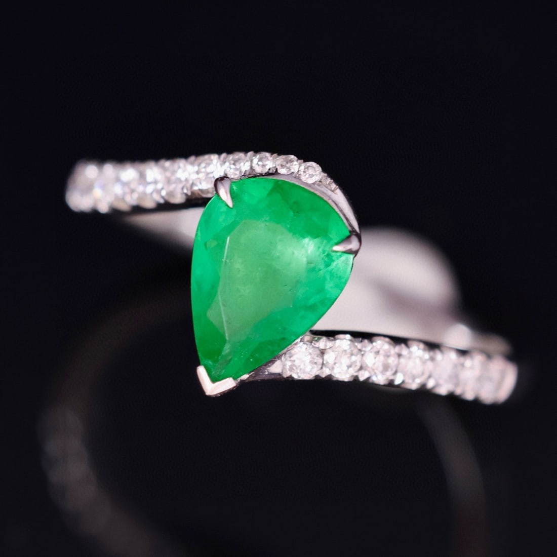14k Gold 1.10 Ctw Vivid Green Natural Emerald & Diamond Ring: Ref:231000272 // gold content:14k gold // ring size:7. 25us // // main gemstone:emerald // shape:pear // carat weight:0. 87ct // color:vivid green // treatment:natural // // adjacent gemstone 2 :