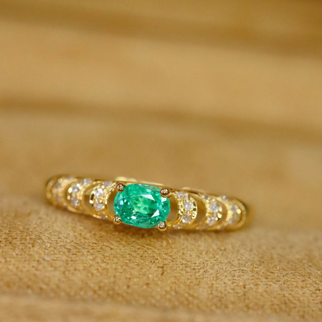14k Gold 0.41 Ctw Vivid Green Natural Emerald & Diamond Ring: Ref:231000278 // gold content:14k gold // ring size:7. 25us // // main gemstone:emerald // shape:oval // carat weight:0. 32ct // color:vivid green // treatment:natural // // adjacent gemstone 2 :