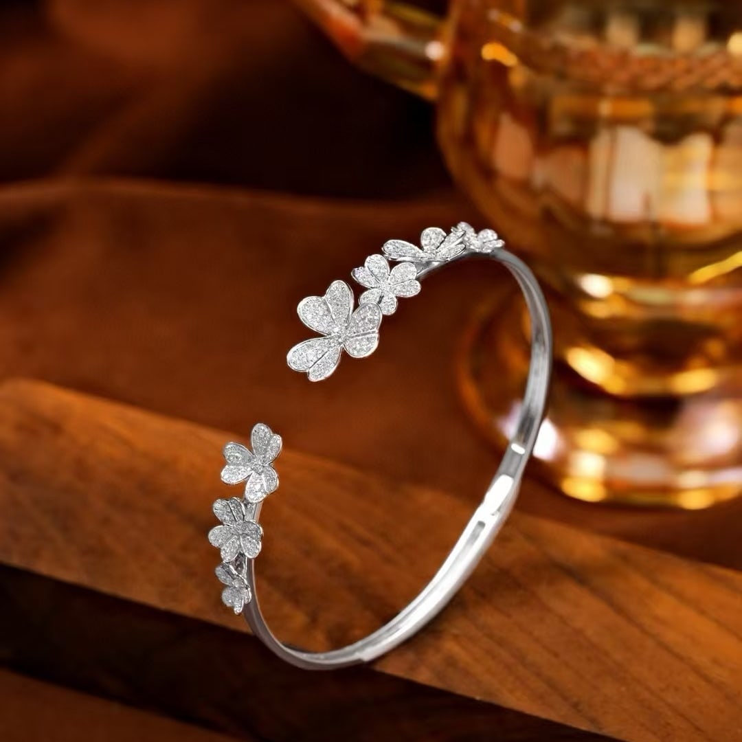 14k Gold 1 Ct Natural H Diamond Bangle: Ref:231000282 // gold content:14k gold // main gemstone:diamond // shape:round // carat weight:1ct // clarity grade:vs-si // color:h // treatment:natural // cut grade:g // Condition: NewLow