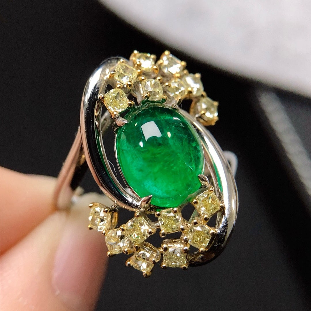 14k Gold 3.81 Ctw Vivid Green Natural Emerald & Yellow Diamond Ring: Ref:231000300 // gold content:14k gold // ring size:7. 25us // // main gemstone:emerald // shape:oval // carat weight:2. 82ct // color:vivid green // treatment:natural // // adjacent gemstone 2 :