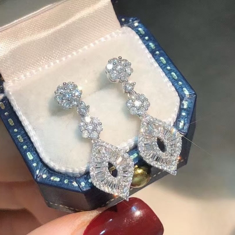 14k Gold 0.76 Ct Natural H Diamond Earrings: Ref:231000314 // gold content:14k gold // main gemstone:diamond // shape:multiply // carat weight:0. 76ct // clarity grade:vs-si // color:h // treatment:natural // Condition: NewLow Estimate: