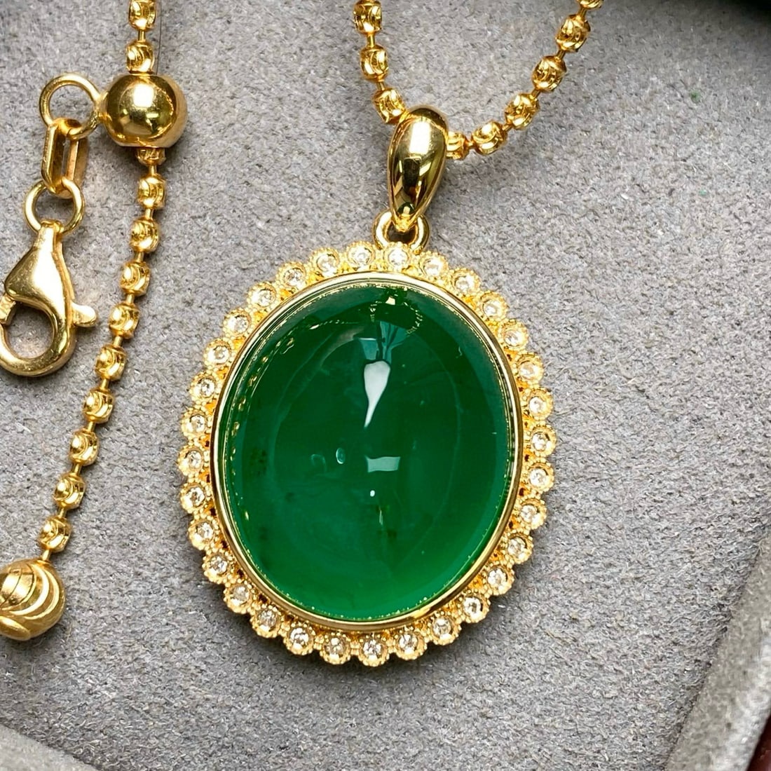 14k Gold 17.72 Ctw Vivid Green Natural Emerald & Diamond Pendant( Without Chain ): Ref:231000326 // gold content:14k gold // main gemstone:emerald // shape:oval // carat weight:17. 56ct // color:vivid green // treatment:natural // // adjacent gemstone 2 : diamond // shape:round
