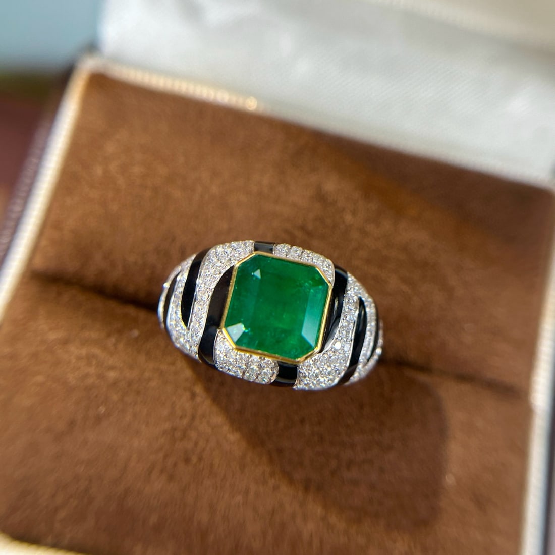 14k Gold 3.32 Ctw Vivid Green Natural Emerald & Diamond Ring: Ref:231000367 // gold content:14k gold // ring size:7. 25us // // main gemstone:emerald // shape:octagonal // carat weight:2. 68ct // color:vivid green // treatment:natural // // adjacent gemstone