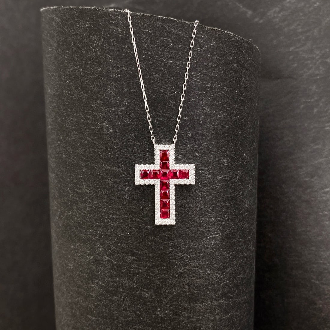 14k Gold 0.90 Ctw Vivid Red Natural Ruby & Diamond Necklace: Ref:231000424 // gold content:14k gold // main gemstone:ruby // shape:princess // carat weight:0. 70ct // color:vivid red // treatment:natural // // adjacent gemstone 2 : diamond // shape:round //