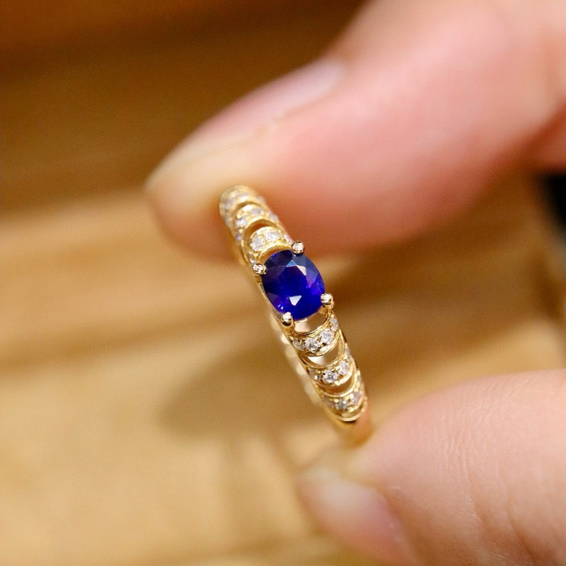 14k Gold 0.44 Ctw Vivid Blue Natural Sapphire & Diamond Ring: Ref:231000432 // gold content:14k gold // ring size:7. 25us // // main gemstone:sapphire // shape:oval // carat weight:0. 35ct // color:vivid blue // treatment:natural // // adjacent gemstone 2 :