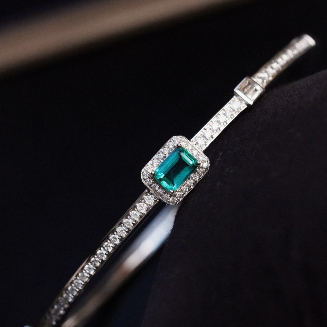 14k Gold 1.03 Ctw Natural Emerald & Diamond Bangle: Ref:231000436 // gold content:14k gold // main gemstone:emerald // shape:octagonal // carat weight:0. 47ct // color:green // treatment:natural // // adjacent gemstone 2 : diamond // shape:multiply