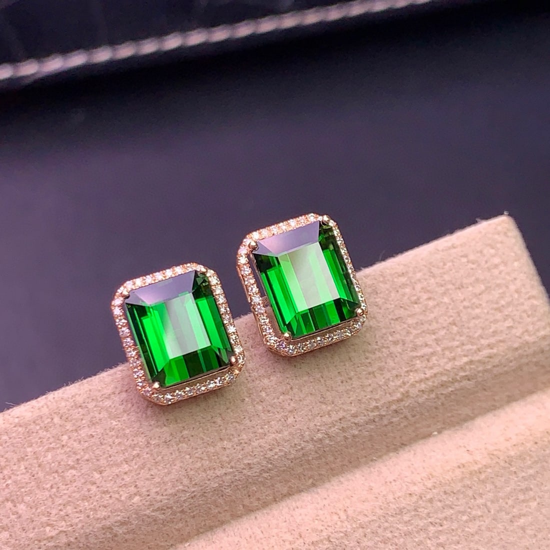 14k Gold 6.8 Ct Natural Tourmaline & Diamond Earrings: Ref:231101053 // gold content:14k gold // main gemstone:tourmaline // shape:octagonal // carat weight:6. 8ct // color:green // treatment:natural // // adjacent gemstone 2 : diamond // shape:round // c