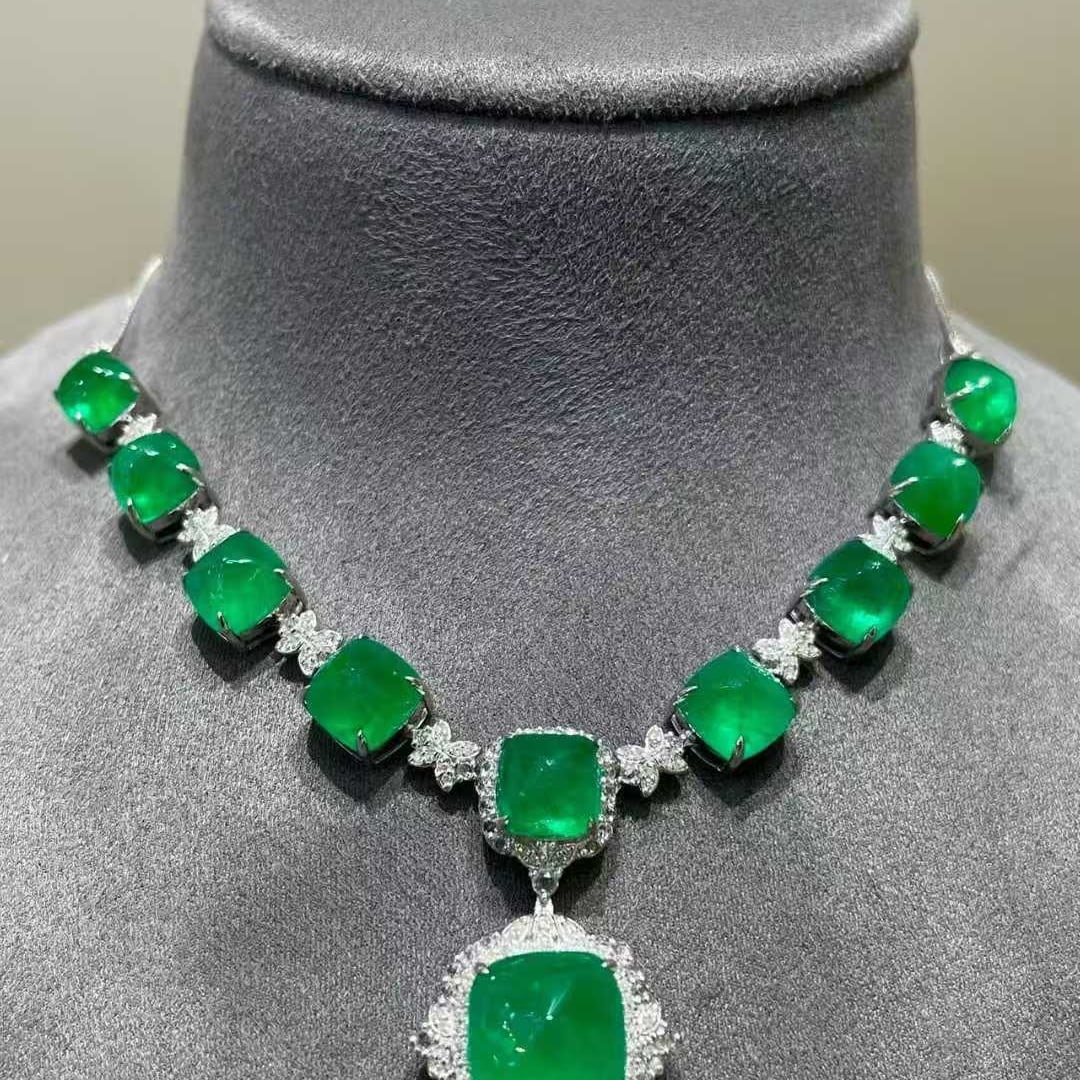 14k Gold 27.5 Ctw Natural Emerald & Diamond Necklace: Ref:231101062 // gold content:14k gold // main gemstone:emerald // shape:sugar-loaf // carat weight:27ct // color:green // treatment:natural // // adjacent gemstone 2 : diamond // shape:round //