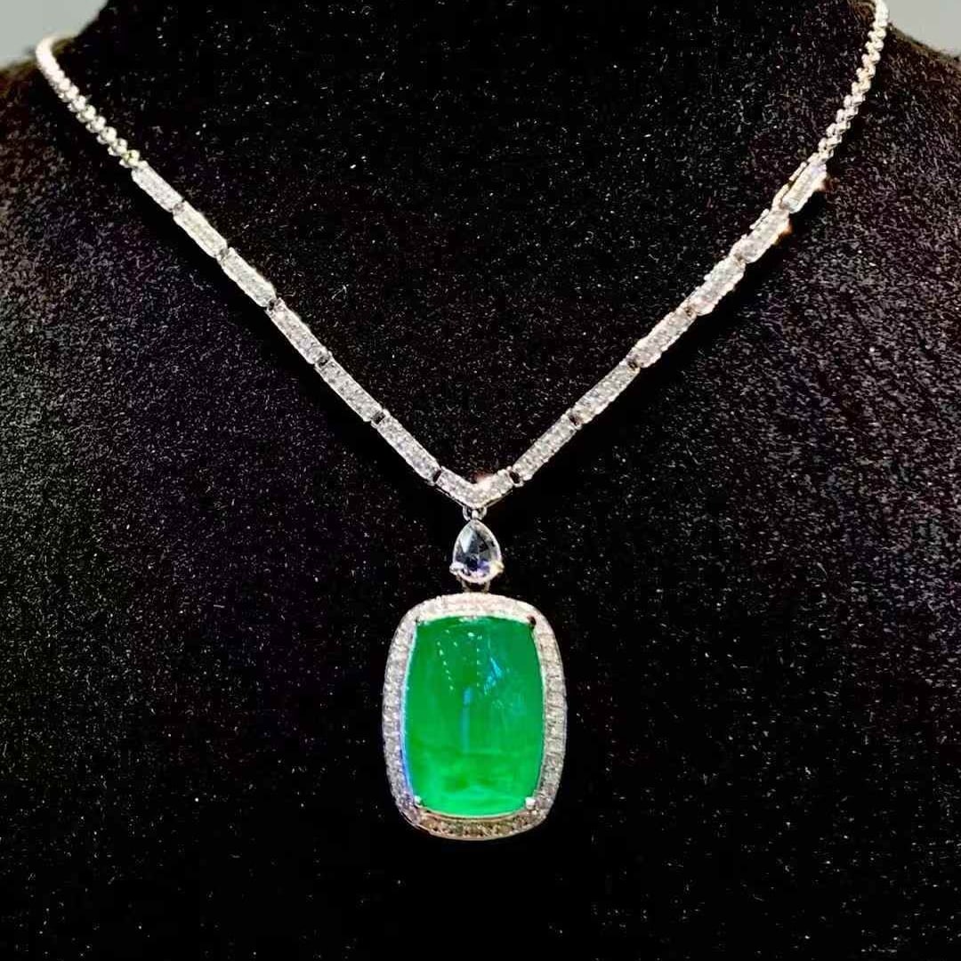14k Gold 5.3 Ct Natural Emerald & Diamond Necklace: Ref:231101067 // gold content:14k gold // main gemstone:emerald // shape:cushion // carat weight:5. 3ct // color:green // treatment:natural // // adjacent gemstone 2 : diamond // shape:round //