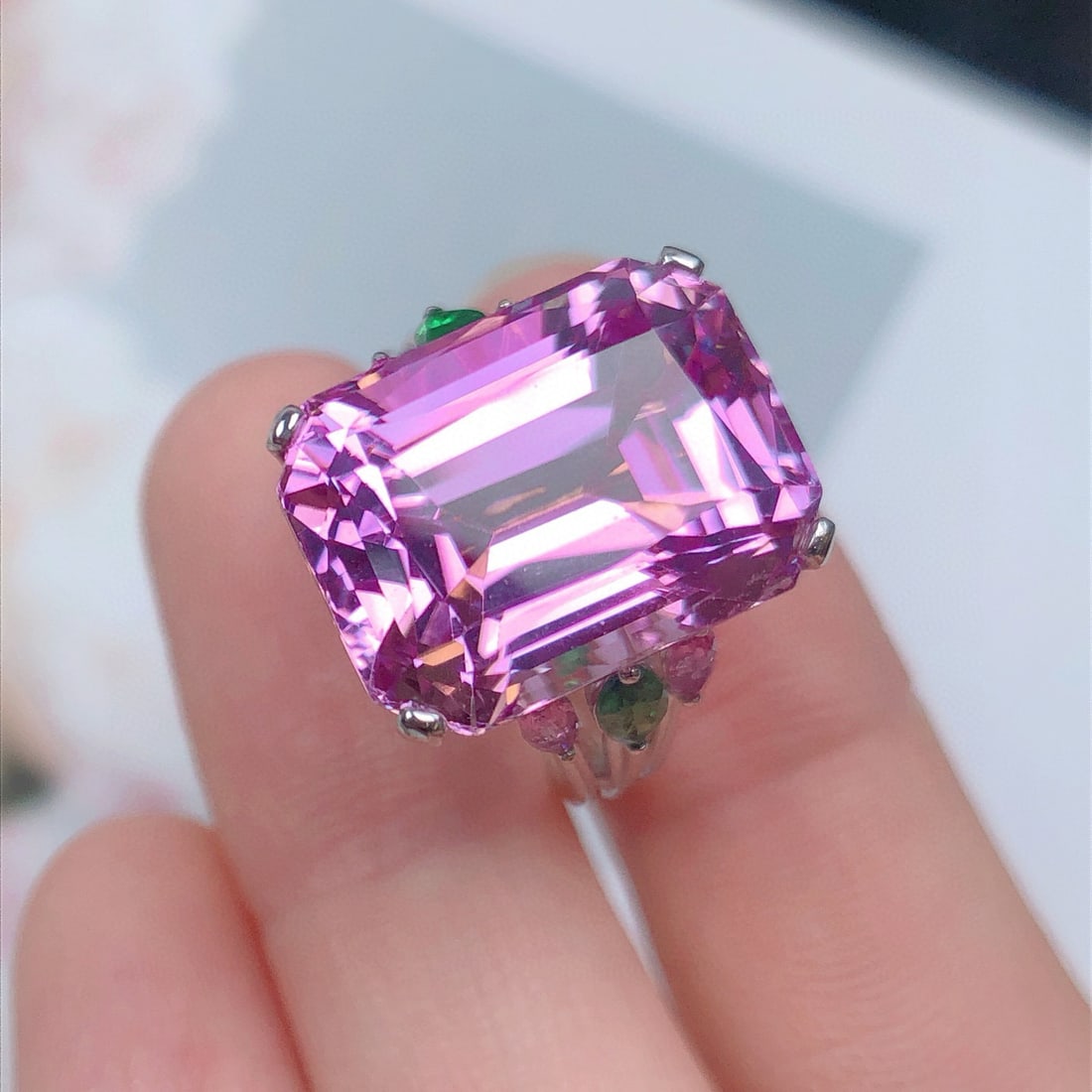 14k Gold 18.56 Ctw Natural Kunzite & Coloured Gemstone Ring: Ref:231101126 // gold content:14k gold // ring size:7. 25us // // main gemstone:kunzite // shape:octagonal // carat weight:17. 78ct // color:pinkish purple // treatment:natural // // adjacent gemstone