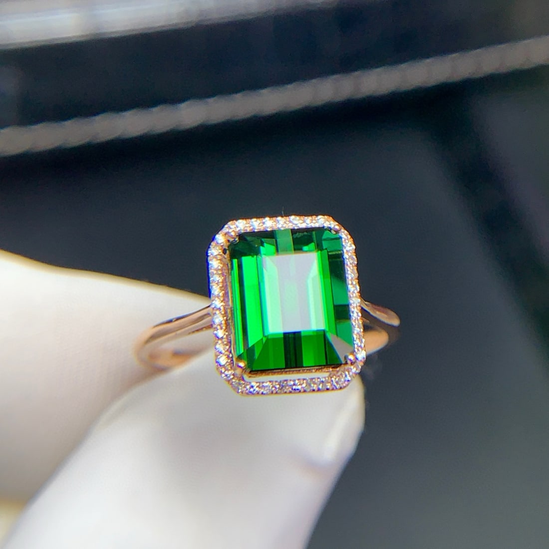 14k Gold 3.5 Ct Natural Tourmaline & Diamond Ring: Ref:231101132 // gold content:14k gold // ring size:7. 25us // // main gemstone:tourmaline // shape:octagonal // carat weight:3. 5ct // color:green // treatment:natural // // adjacent gemstone 2 : dia