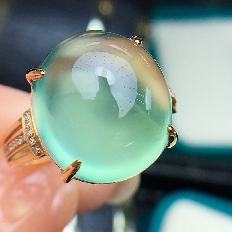 14k Gold 13.5 Ct Natural Prehnite & Diamond Ring: Ref:231101133 // gold content:14k gold // ring size:7. 25us // // main gemstone:prehnite // shape:oval // carat weight:13. 5ct // color:green // treatment:natural // // adjacent gemstone 2 : diamond /