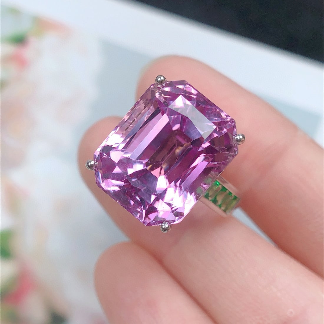 14k Gold 20.18 Ctw Natural Kunzite & Tsavorite Ring: Ref:231101168 // gold content:14k gold // ring size:7. 25us // // main gemstone:kunzite // shape:octagonal // carat weight:19. 54ct // color:pinkish purple // treatment:natural // // adjacent