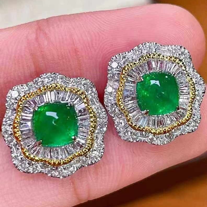 14k Gold 1.92 Ct Natural Emerald & Diamond Earrings: Ref:231101186 // gold content:14k gold // main gemstone:emerald // shape:sugar-loaf // carat weight:1. 92ct // color:green // treatment:natural // // adjacent gemstone 2 : diamond // number of