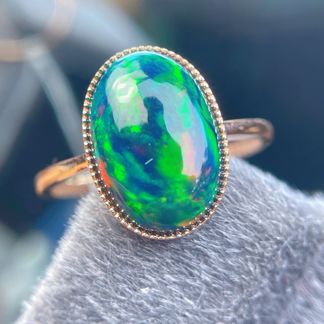 14k Gold 4.3 Ct Natural Opal Ring: Ref:231101197 // gold content:14k gold // ring size:7. 25us // // main gemstone:opal // shape:oval // carat weight:4. 3ct // color:color // treatment:natural // Condition: New Low Estimate: 1400.00 H