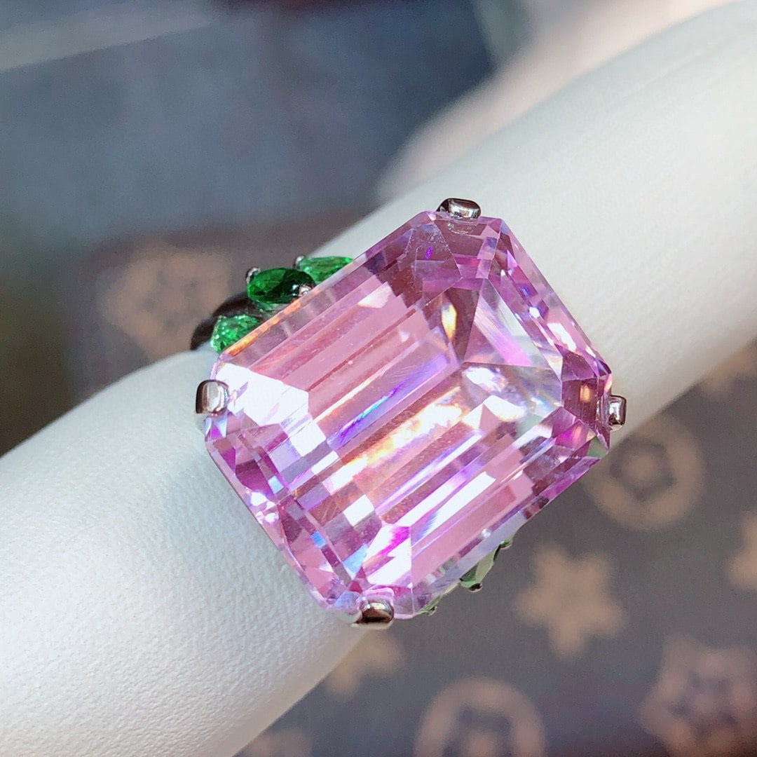 14k Gold 28.33 Ctw Natural Kunzite & Tsavorite Ring: Ref:231101212 // gold content:14k gold // ring size:7. 25us // // main gemstone:kunzite // shape:octagonal // carat weight:27. 28ct // color:purplish pink // treatment:natural // // adjacent