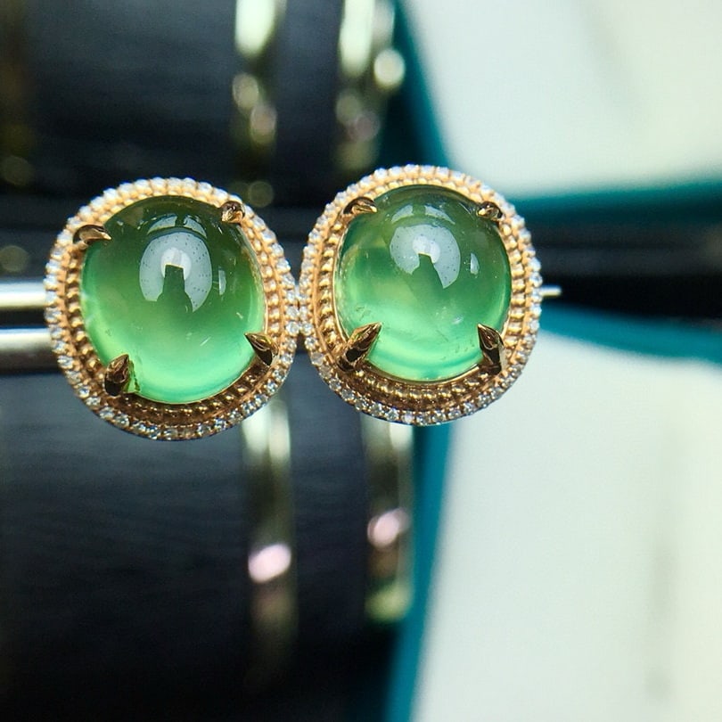 14k Gold 7.9 Ct Natural Prehnite & Diamond Earrings: Ref:231101218 // gold content:14k gold // main gemstone:prehnite // shape:oval // carat weight:7. 9ct // color:green // treatment:natural // // adjacent gemstone 2 : diamond // shape:round //