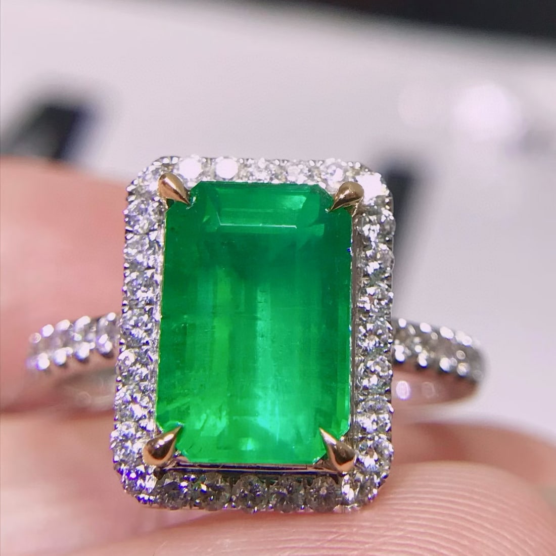 14k Gold 3.42 Ctw Natural Emerald & Diamond Ring: Ref:231101233 // gold content:14k gold // ring size:7. 25us // // main gemstone:emerald // shape:octagonal // carat weight:2. 91ct // color:green // treatment:natural // // adjacent gemstone 2 : diamo