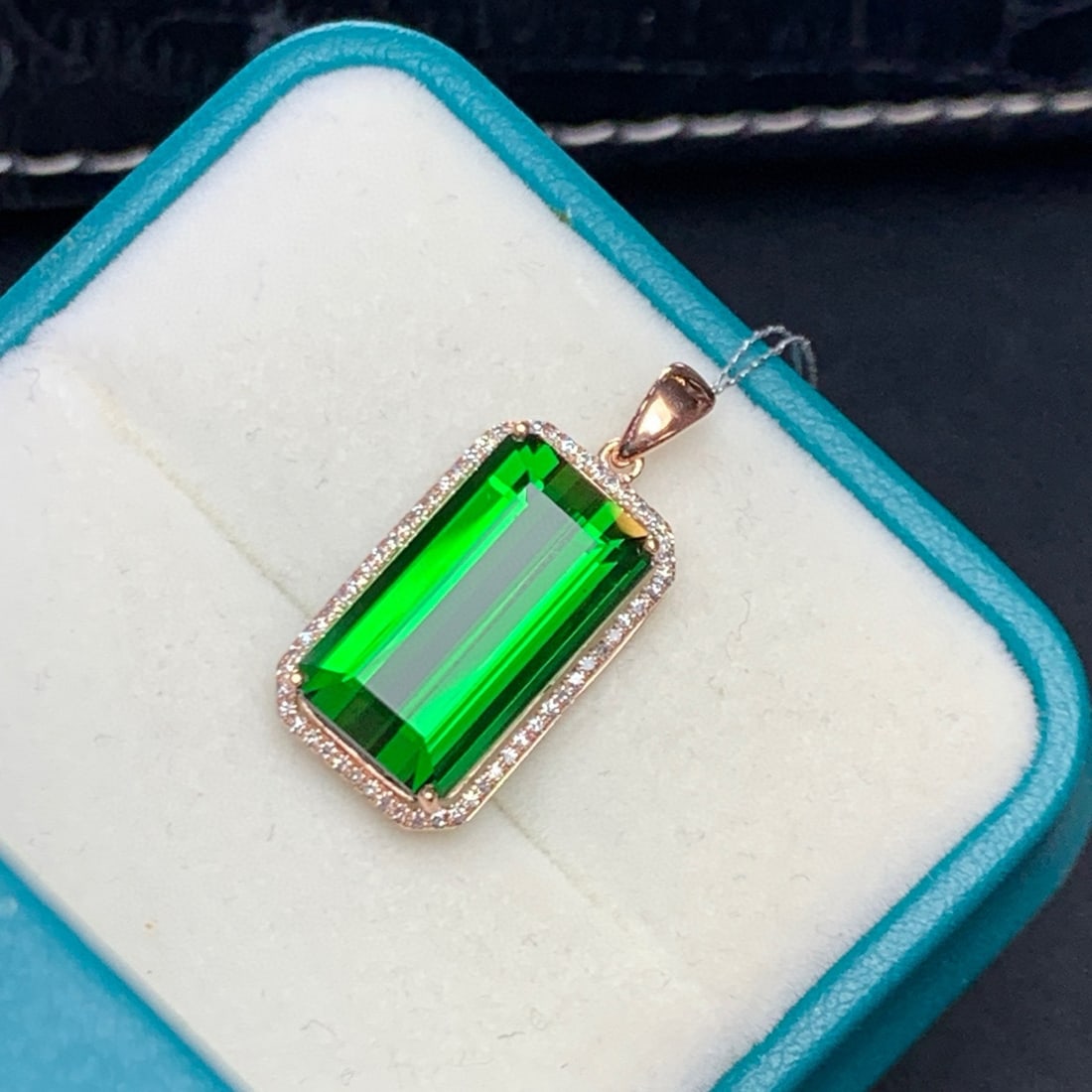 14k Gold 8.60 Ct Natural Tourmaline & Diamond Pendant( Without Chain ): Ref:231101244 // gold content:14k gold // main gemstone:tourmaline // shape:octagonal // carat weight:8. 60ct // color:green // treatment:natural // // adjacent gemstone 2 : diamond // shape:round