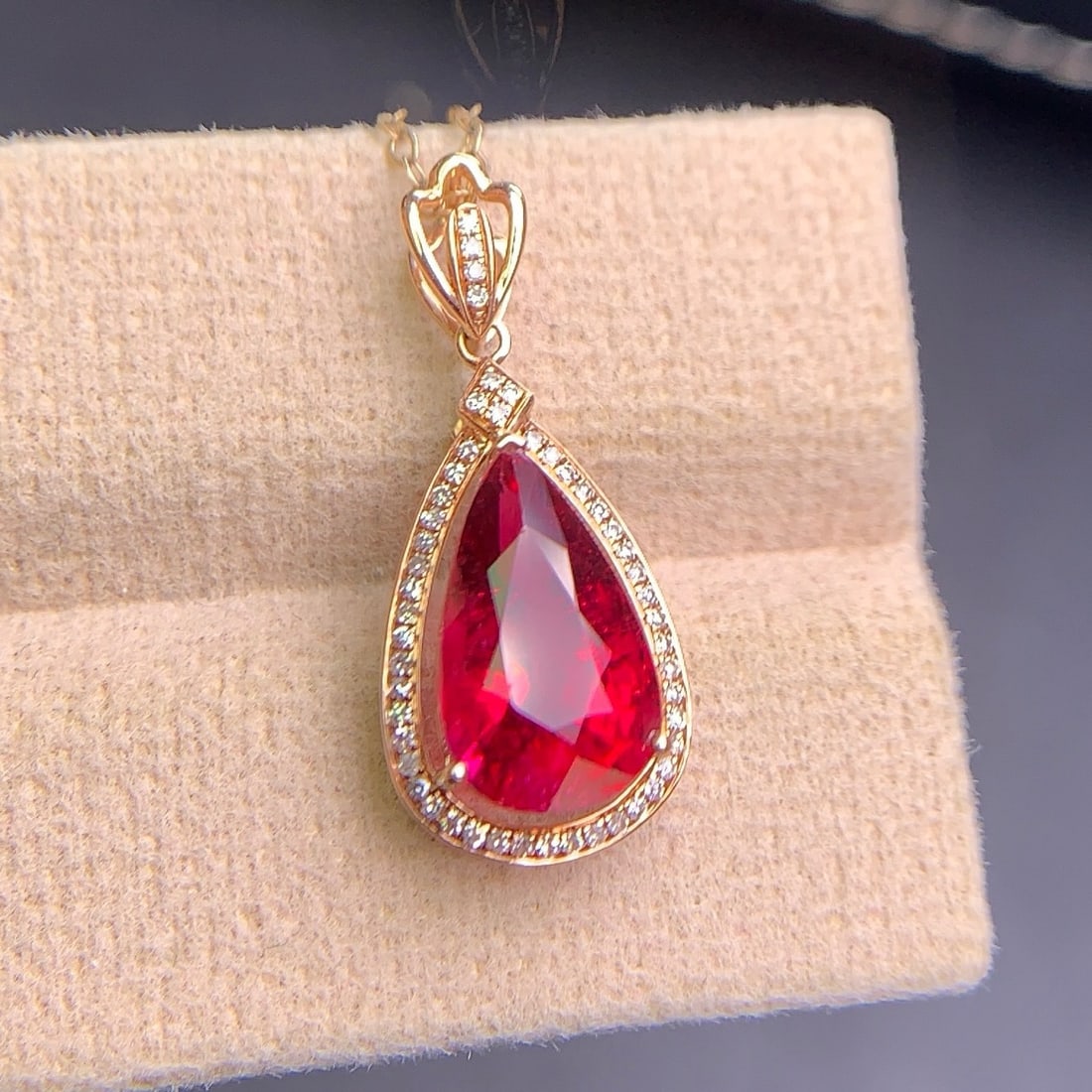 14k Gold 3.3 Ct Natural Tourmaline & Diamond Pendant( Without Chain ): Ref:231102030 // gold content:14k gold // main gemstone:tourmaline // shape:pear // carat weight:3. 3ct // color:red // treatment:natural // // adjacent gemstone 2 : diamond // shape:round //
