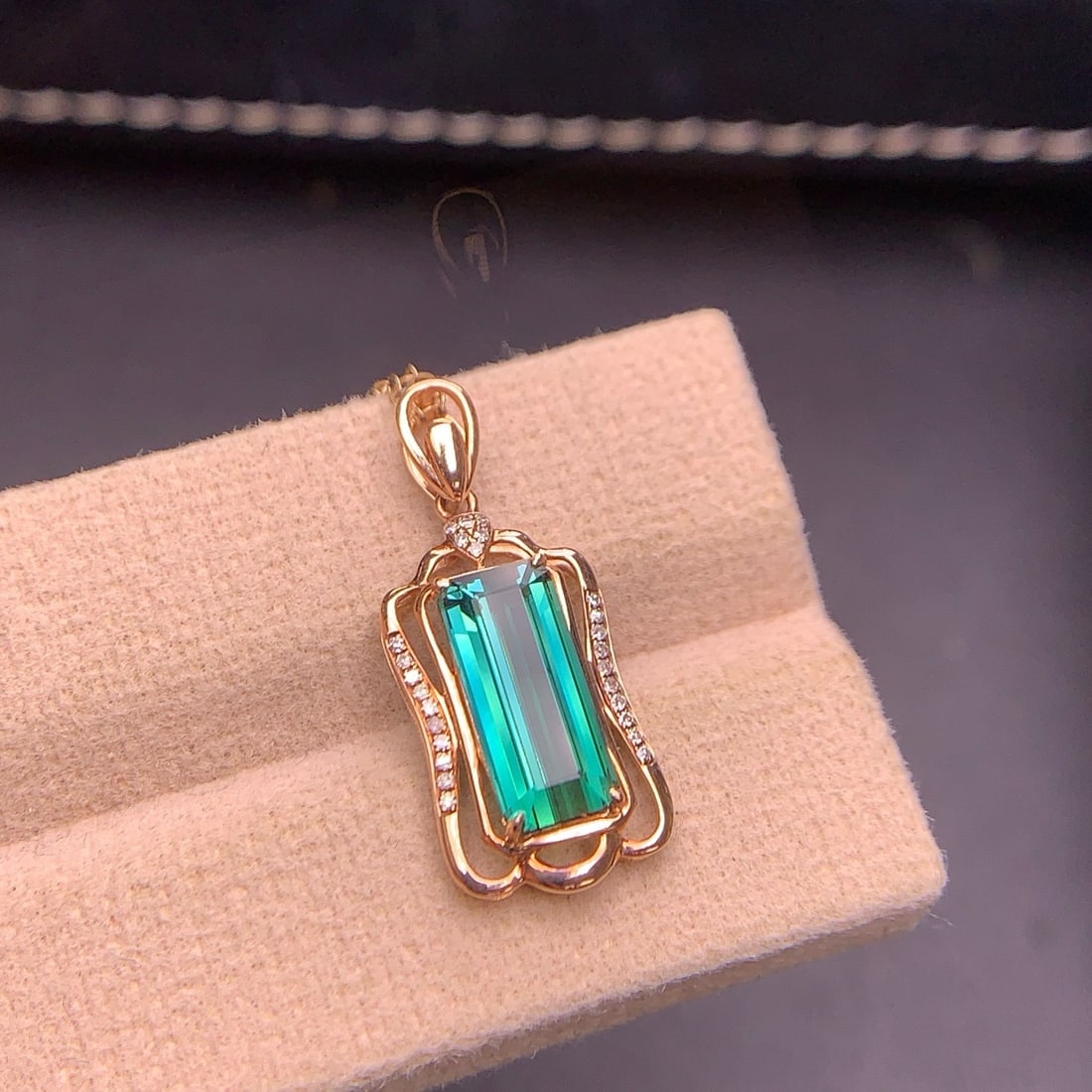 14k Gold 2.9 Ct Natural Tourmaline & Diamond Pendant( Without Chain ): Ref:231102031 // gold content:14k gold // main gemstone:tourmaline // shape:octagonal // carat weight:2. 9ct // color:bluish green // treatment:natural // // adjacent gemstone 2 : diamond //