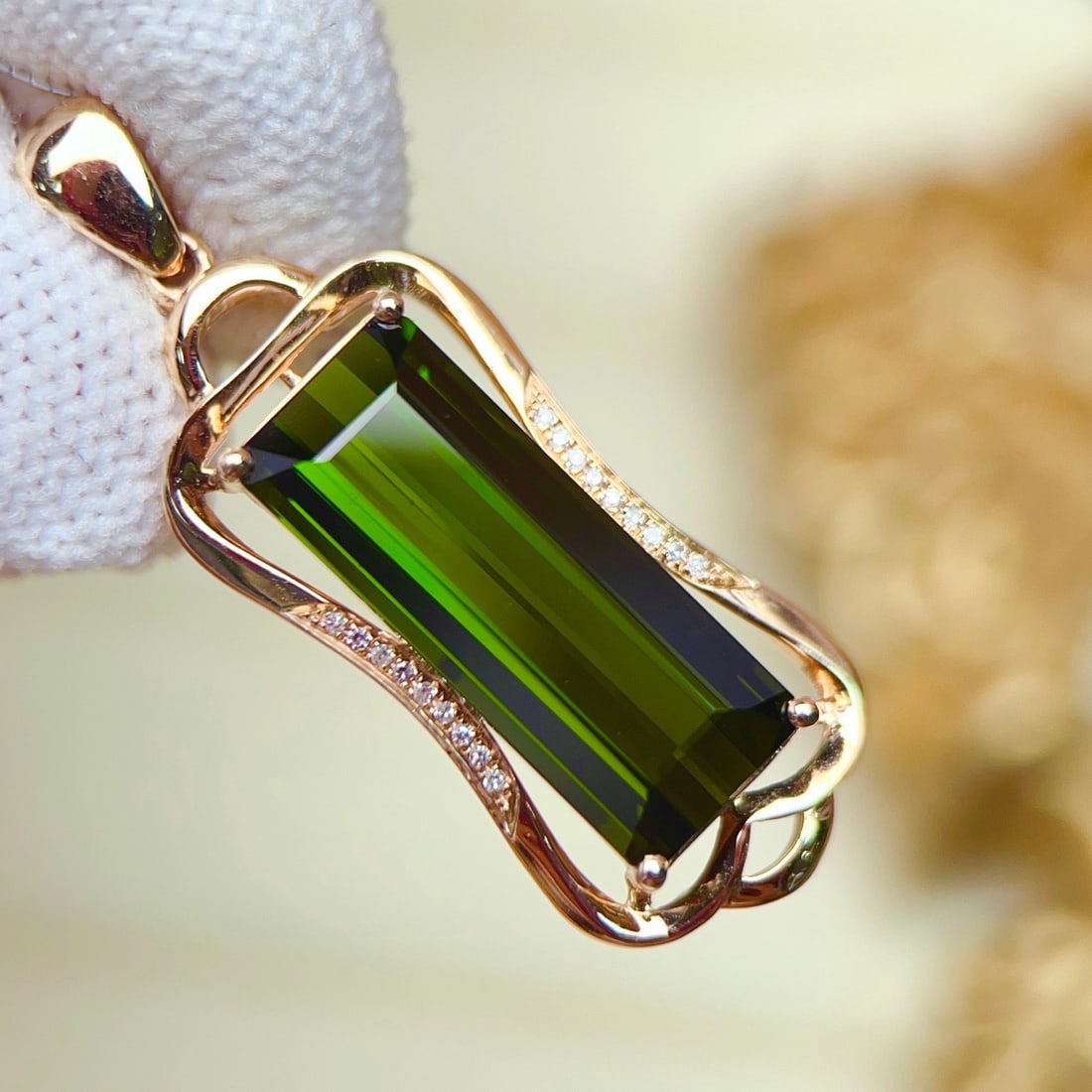 14k Gold 7.85 Ctw Natural Tourmaline & Diamond Pendant( Without Chain ): Ref:231102041 // gold content:14k gold // main gemstone:tourmaline // shape:octagonal // carat weight:7. 8ct // color:green // treatment:natural // // adjacent gemstone 2 : diamond // number of