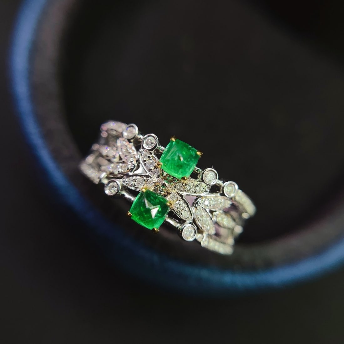 14k Gold 0.65 Ct Vivid Green Natural Emerald & Diamond Ring: Ref:231102045 // gold content:14k gold // ring size:7. 25us // // main gemstone:emerald // shape:sugar-loaf // carat weight:0. 65ct // color:vivid green // treatment:natural // // adjacent