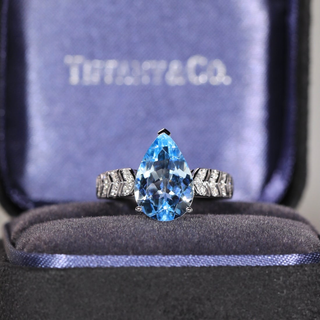 14k Gold 4.21 Ct Natural Aquamarine & Diamond Ring: Ref:231102052 // gold content:14k gold // ring size:7. 25us // // main gemstone:aquamarine // shape:pear // carat weight:4. 21ct // color:santa maria color // treatment:natural // // adjacent