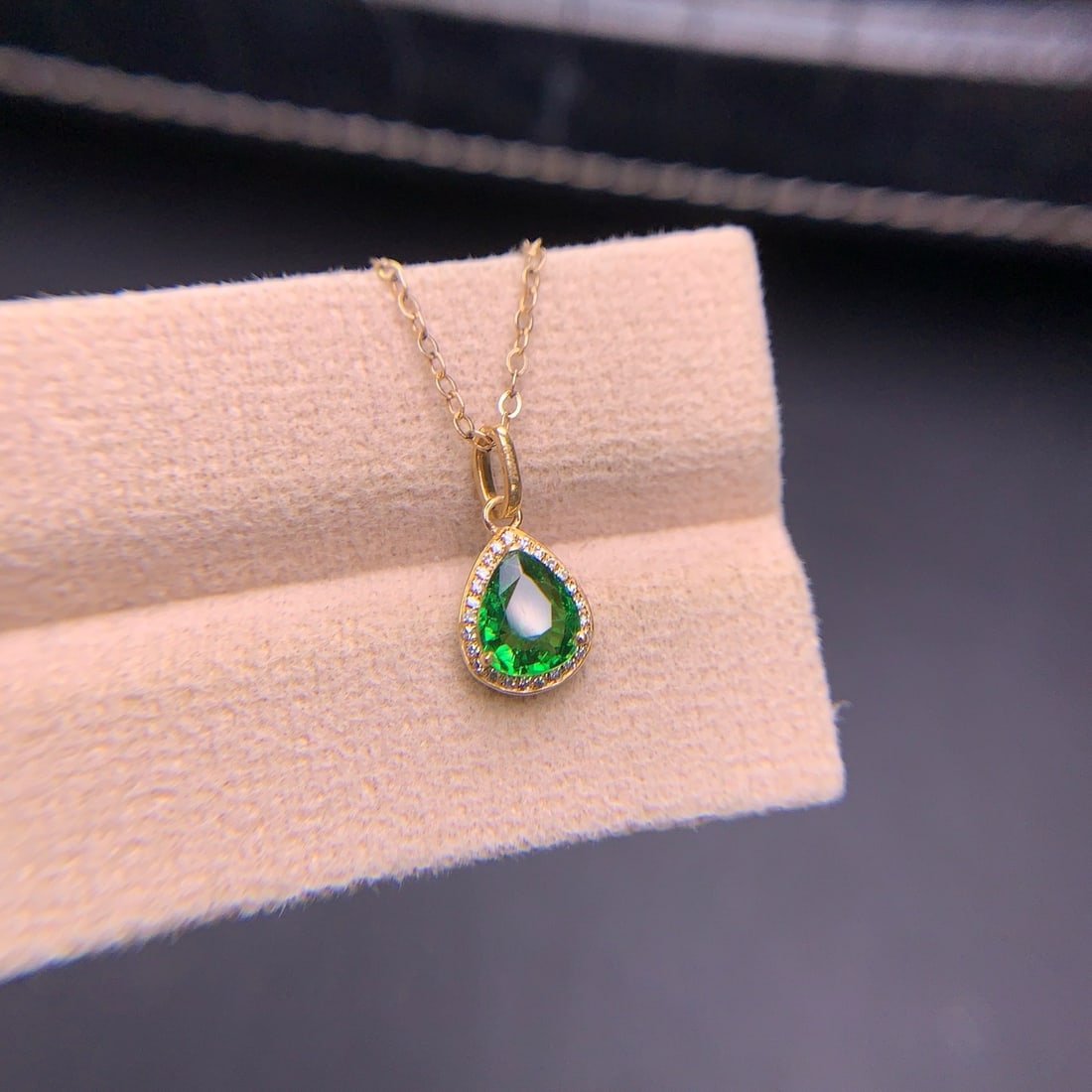 14k Gold 0.8 Ct Vivid Green Natural Tsavorite & Diamond Pendant( Without Chain ): Ref:231102057 // gold content:14k gold // main gemstone:tsavorite // shape:pear // carat weight:0. 8ct // color:vivid green // treatment:natural // // adjacent gemstone 2 : diamond // shape:round