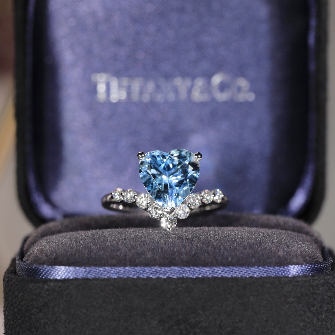 14k Gold 2.38 Ct Natural Aquamarine & Diamond Ring: Ref:231102068 // gold content:14k gold // ring size:7. 25us // // main gemstone:aquamarine // shape:heart // carat weight:2. 38ct // color:santa maria color // treatment:natural // // adjacent