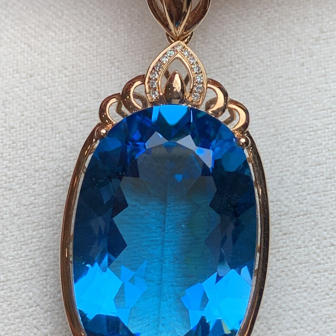 14k Gold 30 Ct Natural Topaz & Diamond Pendant( Without Chain ): Ref:231102071 // gold content:14k gold // main gemstone:topaz // shape:oval // carat weight:30ct // color:blue // treatment:natural // // adjacent gemstone 2 : diamond // number of stones:13 // shape:
