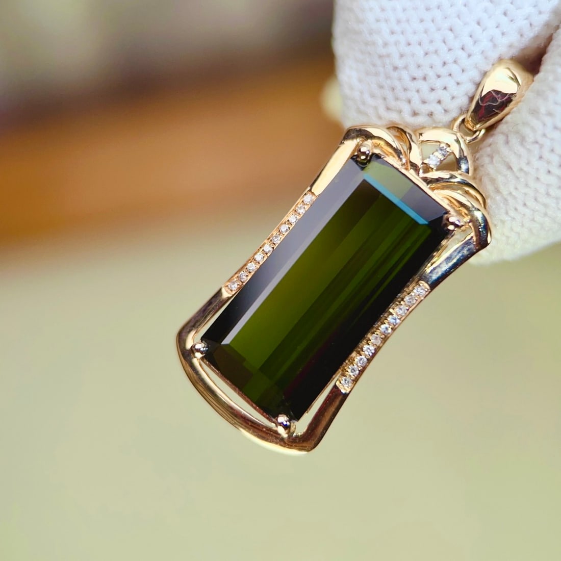 14k Gold 7.82 Ctw Natural Tourmaline & Diamond Pendant( Without Chain ): Ref:231102072 // gold content:14k gold // main gemstone:tourmaline // shape:octagonal // carat weight:7. 75ct // color:green // treatment:natural // // adjacent gemstone 2 : diamond // number of