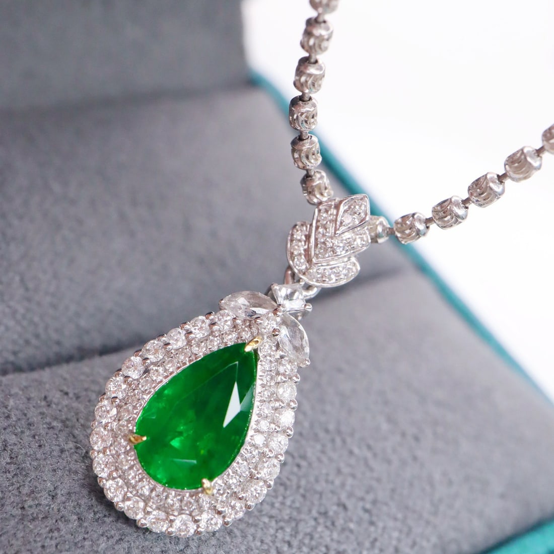 14k Gold 1.45 Ctw Vivid Green Natural Emerald & Diamond Pendant( Without Chain ): Ref:231102087 // gold content:14k gold // main gemstone:emerald // shape:pear // carat weight:1. 14ct // color:vivid green // treatment:natural // // adjacent gemstone 2 : diamond // shape:round //
