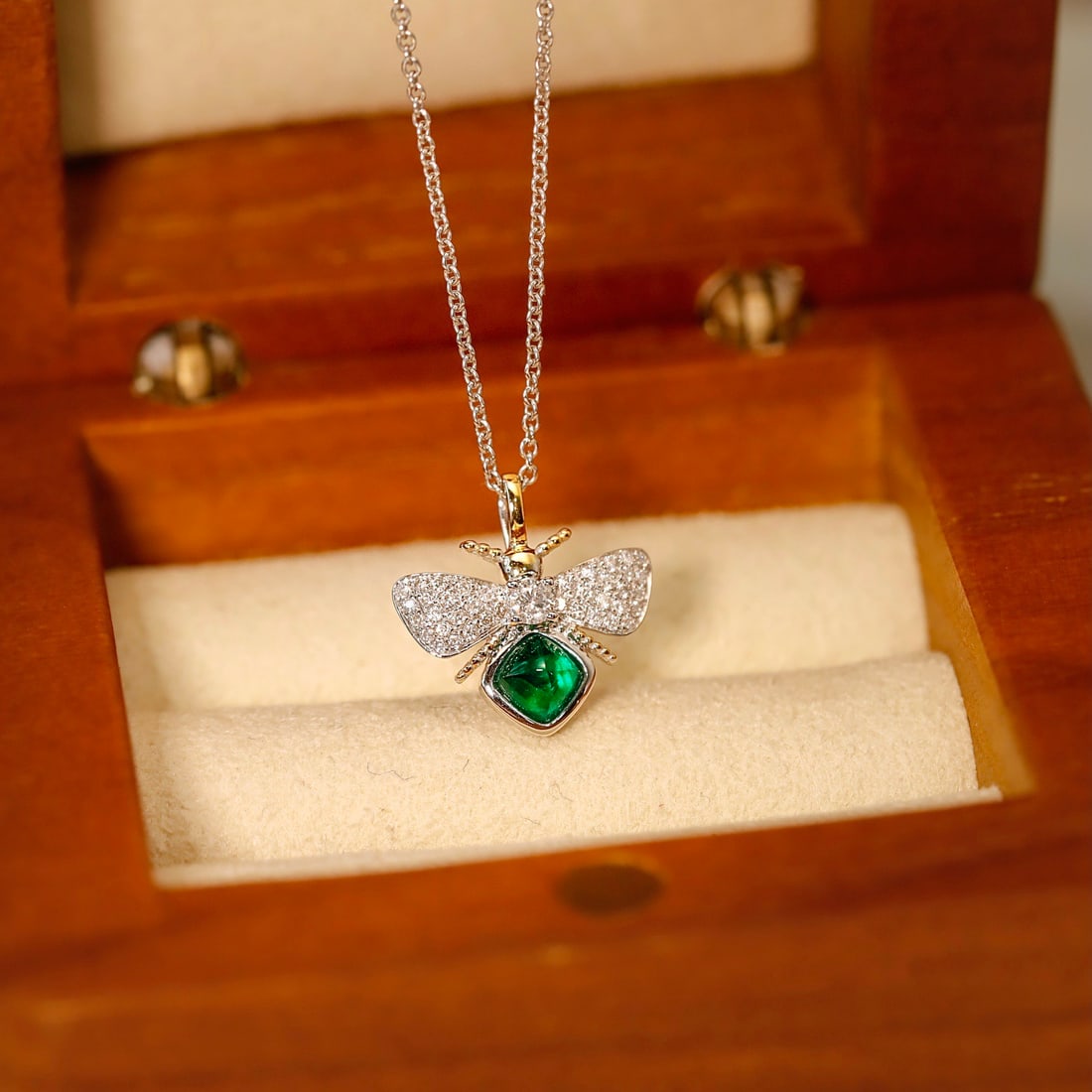 14k Gold 0.40 Ctw Vivid Green Natural Emerald & Diamond Pendant( Without Chain ): Ref:231102088 // gold content:14k gold // main gemstone:emerald // shape:sugar-loaf // carat weight:0. 26ct // color:vivid green // treatment:natural // // adjacent gemstone 2 : diamond //