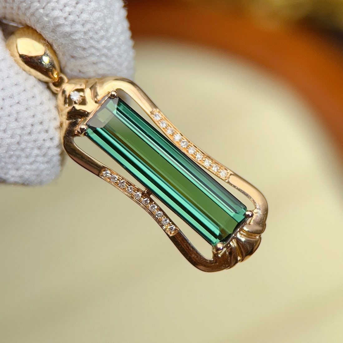 14k Gold 3.61 Ctw Natural Tourmaline & Diamond Pendant( Without Chain ): Ref:231102095 // gold content:14k gold // main gemstone:tourmaline // shape:octagonal // carat weight:3. 55ct // color:green // treatment:natural // // adjacent gemstone 2 : diamond // number of