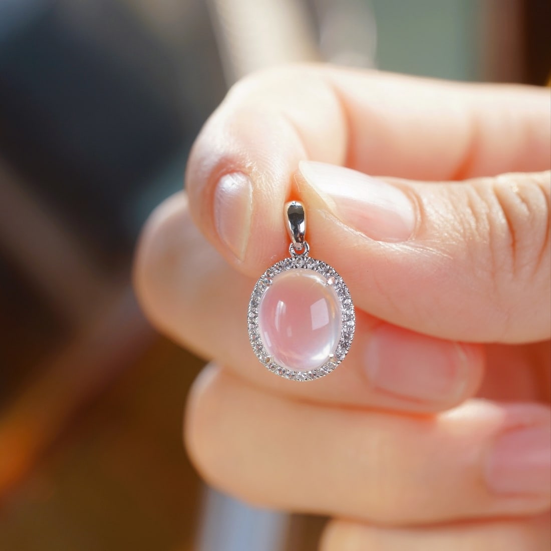 14k Gold 4.10 Ctw Natural Rose Quartz & Sapphire Pendant( Without Chain ): Ref:231102114 // gold content:14k gold // main gemstone:rose quartz // shape:oval // carat weight:3. 90ct // color:pink // treatment:natural // // adjacent gemstone 2 : sapphire // shape:round //