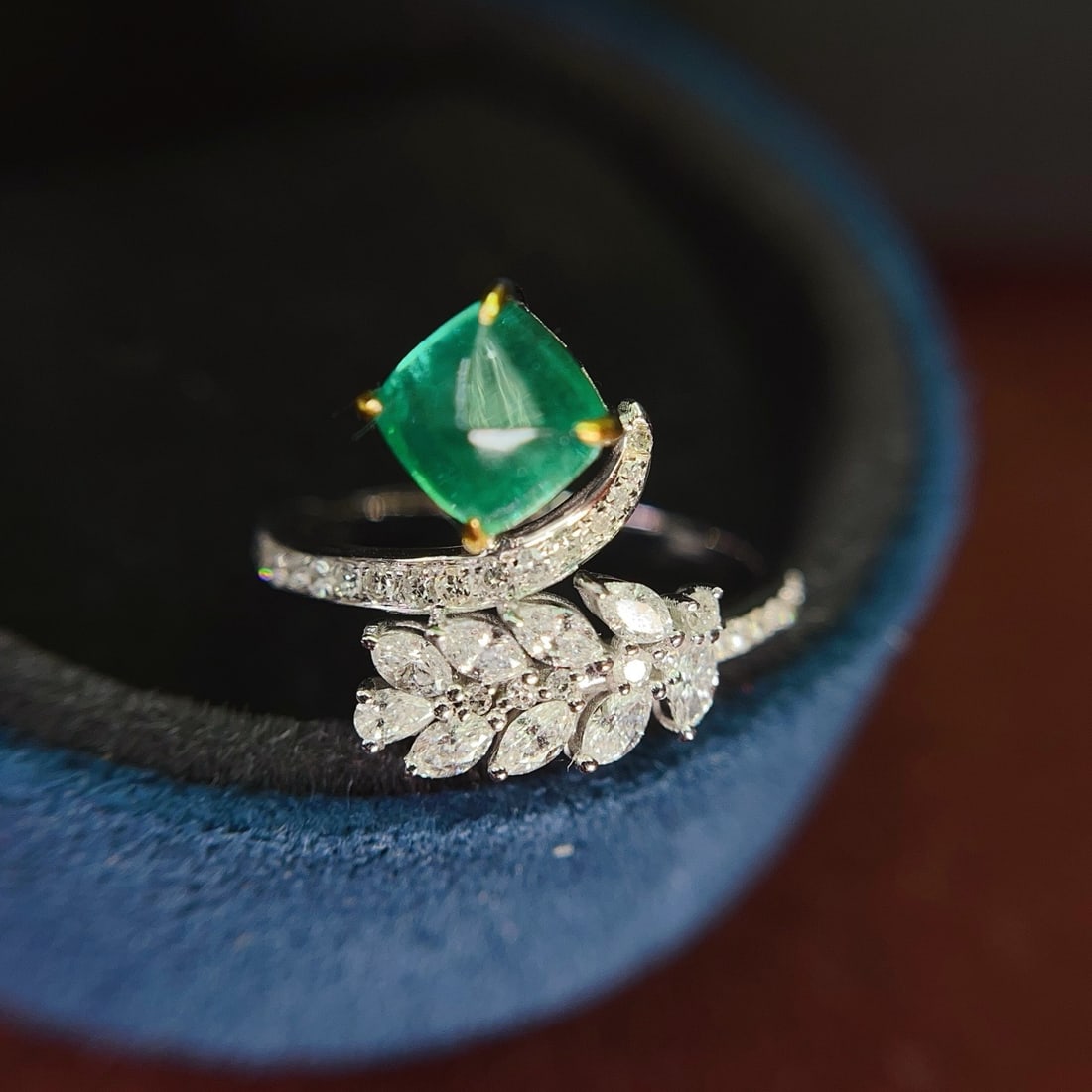 14k Gold 1.30 Ct Natural Emerald & Diamond Ring: Ref:231102136 // gold content:14k gold // ring size:7. 25us // // main gemstone:emerald // shape:sugar-loaf // carat weight:1. 30ct // color:green // treatment:natural // // adjacent gemstone 2 :